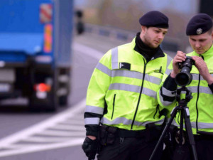 Policie bude dnes na 950 místech po celém Česku měřit rychlost aut