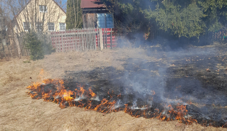 Hasiči z Libereckého kraje varují před vypalováním trávy. Denně mají kolem deseti výjezdů k požárům