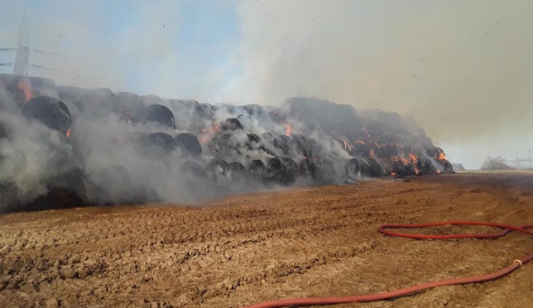 Požár poškodil dvě třetiny stohu s 900 balíky. Hasiči je nechali kontrolovaně dohořet