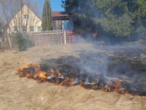 Hasiči z Libereckého kraje varují před vypalováním trávy. Denně mají kolem deseti výjezdů k požárům