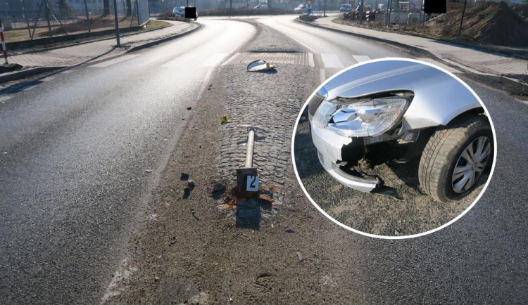 Řidič kvůli slunci před kruhovým objezdem přejel přes ostrůvek. Smetl i značku