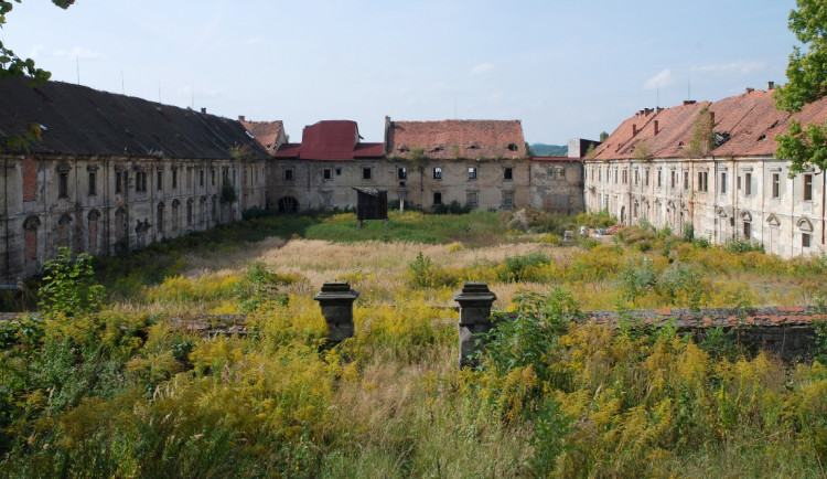 Hospodářský dvůr podle památkářů historickou hodnotou převyšuje přilehlý zámek.