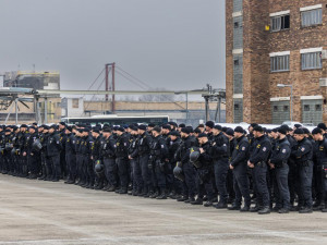 Policisté z liberecké pořádkové jednotky se zúčastnili hromadného cvičení. Nacvičovali třeba rozhánění demonstrantů