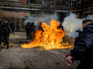 Policisté z liberecké pořádkové jednotky se zúčastnili hromadného cvičení. Nacvičovali třeba rozhánění demonstrantů