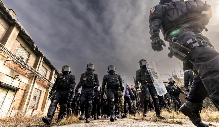 Policisté z liberecké pořádkové jednotky se zúčastnili hromadného cvičení. Nacvičovali třeba rozhánění demonstrantů