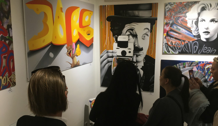 Dobs vystavuje v Galerii Panská 1. Na jeho vernisáž dorazily desítky lidí