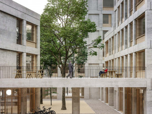 Průhled do studentského dvora přes sdílený balkón