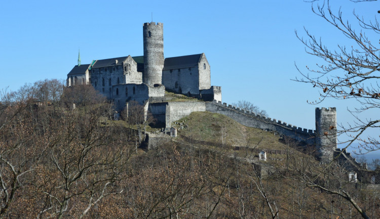 Hrad Bezděz bude mít novou nákladní lanovku. Bez ní by se vše nosilo do kopce na zádech