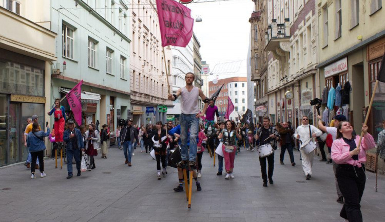 Pestrý průvod herců odstartoval divadelní festival v Brně
