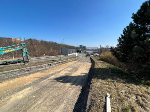 Práce na průtahu pokračují. Část mostu u bývalého Baumaxu už je zbouraná