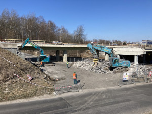 Práce na průtahu pokračují. Část mostu u bývalého Baumaxu už je zbouraná