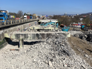 Práce na průtahu pokračují. Část mostu u bývalého Baumaxu už je zbouraná