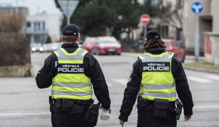 Šestkrát volal na tísňovou linku. V hospodě si zapomněl cigarety