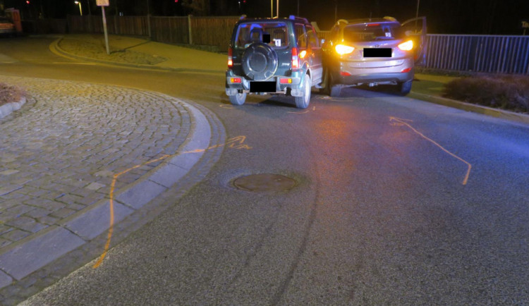 Řidička zastavila na kruhovém objezdu, poté se znovu rozjela a narazila do projíždějícího vozidla.