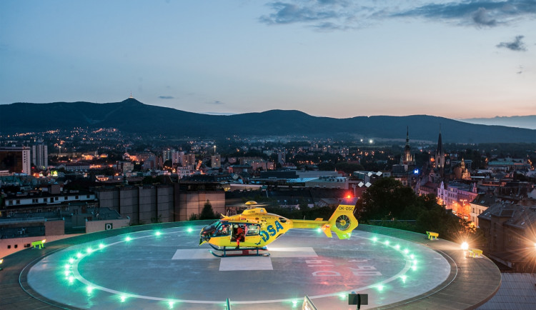 Osvětlený heliport v areálu liberecké nemocnice.