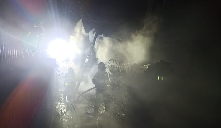 Noční požár v Novém Městě. U hořícího domu zasahovalo osm jednotek hasičů