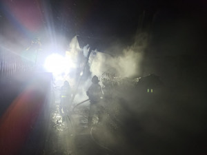 Noční požár v Novém Městě. U hořícího domu zasahovalo osm jednotek hasičů