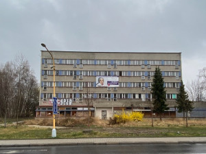 Bývalá ubytovna Kovák v Chrastavě je již léta opuštěná a ohrožuje okolí.