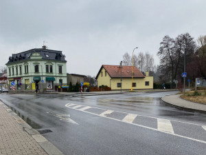 Stávající křižovatka před budovou Kováku se změní, příjezd k marketu bude umožňovat nově vybudovaná okružní křižovatka
