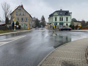 Stávající křižovatka před budovou Kováku se změní, příjezd k marketu bude umožňovat nově vybudovaná okružní křižovatka
