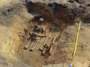 Podle původního nápisu na pomníku by měli být v tomto hrobě pochováni rakouský polní myslivec a husar z pluku Liechtenstein.