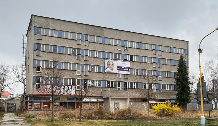 Bývalá ubytovna Kovák v Chrastavě je již léta opuštěná a ohrožuje okolí.