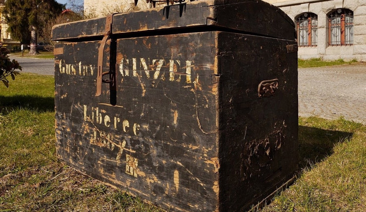 Muzeum získalo pozůstalost po Gustavu Ginzelovi. Sbírce vévodí truhla pro poválečný odsun