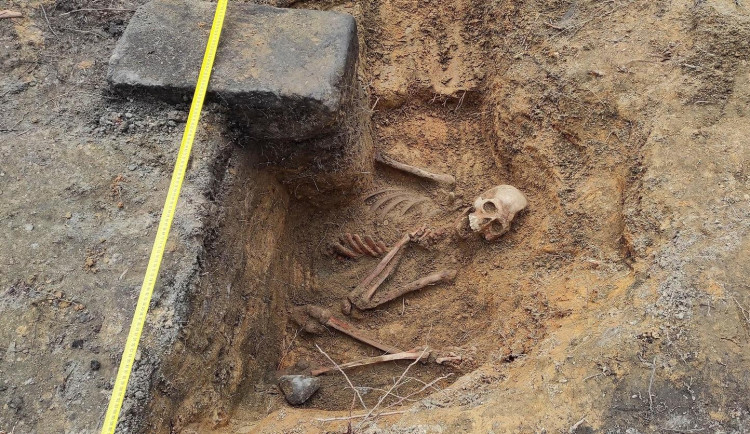 Podle původního nápisu na pomníku by měli být v tomto hrobě pochováni rakouský polní myslivec a husar z pluku Liechtenstein.