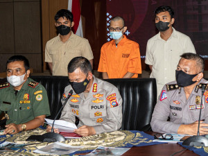 Greed (v oranžovém)