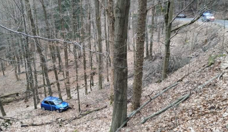 Auto se studenty se v Kateřinkách skutálelo z prudkého svahu. Všichni se zranili