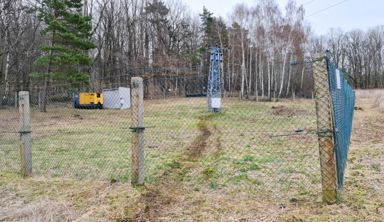 Uhelná byla bez vody, zloděj ukradl transformátor. Stopa vlečení těžkého předmětu vede do Polska