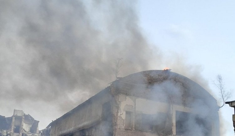 Ve Frýdlantu začala hořet průmyslová hala určená k demolici. Zásah komplikoval vítr