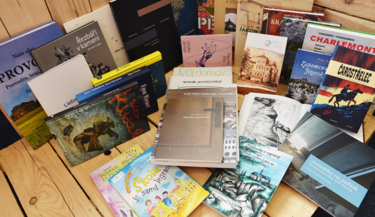 Anketa Kniha roku Libereckého kraje běží pátým rokem. Který titul získá cenu čtenářů?