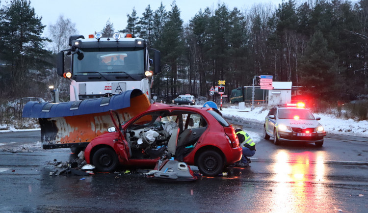 Policie v souvislosti s tragickou nehodou v Sosnové obvinila řidiče sypače