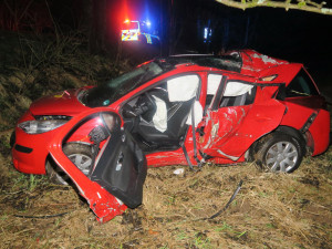 Nezvládla předjíždění na plné čáře. Auto dostalo smyk a narazilo do stromu