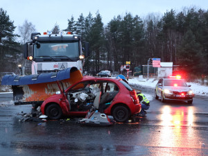 Policie v souvislosti s tragickou nehodou v Sosnové obvinila řidiče sypače
