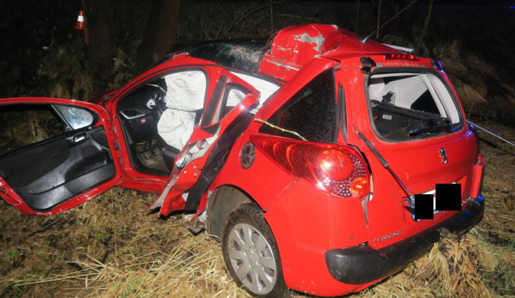 Nezvládla předjíždění na plné čáře. Auto dostalo smyk a narazilo do stromu