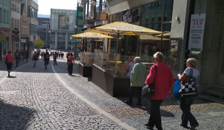 Liberec nebude vybírat poplatky za předzahrádky restaurací. Otevřete záchodky veřejnosti, chce na oplátku