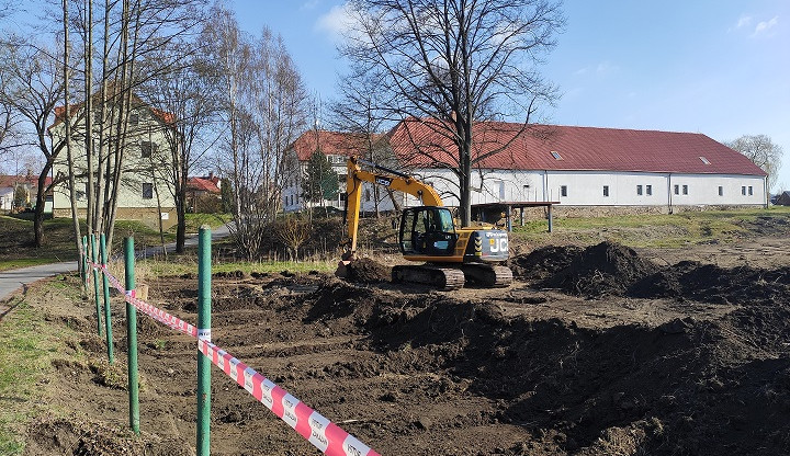 Prostor pod muzeem v Chrastavě už neslouží zahrádkářům. Nahradí louku za hasičárnou