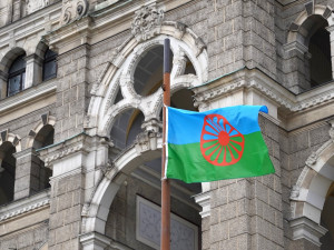 Před radnicí vlaje romská vlajka. Osmý duben je dnem Romů