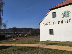 Prostor pod muzeem v Chrastavě už neslouží zahrádkářům. Nahradí louku za hasičárnou