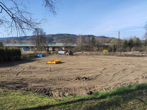 Prostor pod muzeem v Chrastavě už neslouží zahrádkářům. Nahradí louku za hasičárnou