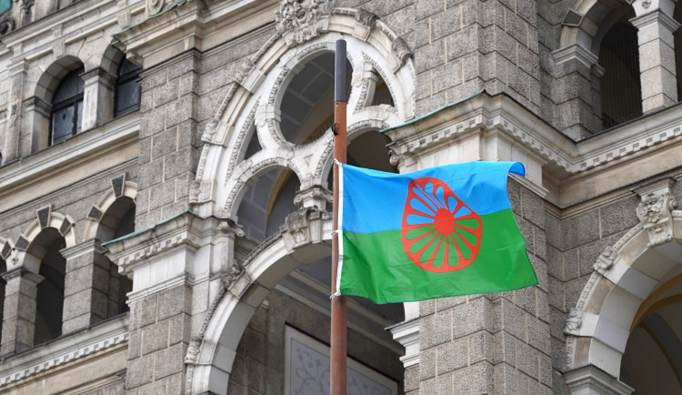 Před radnicí vlaje romská vlajka. Osmý duben je dnem Romů