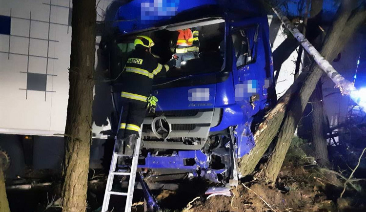 Nehoda kamionu uzavřela silnici u Bezdězu. Řidiče museli oživovat