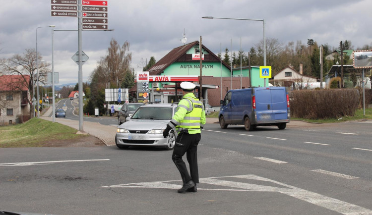 Policisté v Libereckém kraje kontrolovali používání bezpečnostních pásů a autosedaček. Odhalili i další prohřešky řidičů