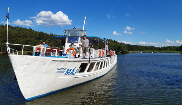 Na Máchově jezeře vypluje Máj. Velikonočními plavbami započne sezona výletních lodí