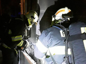 Hasiči zasahovali u nočního požáru bytu v České Lípě. Deset lidí museli evakuovat