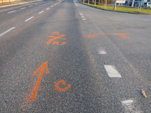 Řidič auta nedal přednost a srazil cyklistu. Ten skončil v nemocnici