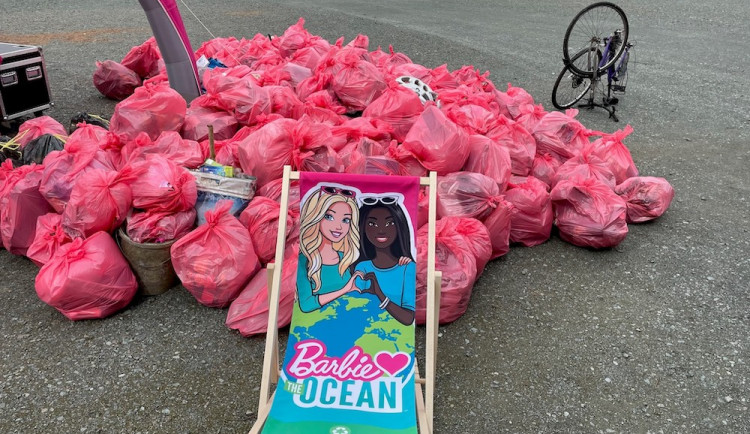 Barbie uklízí Liberec. Okolí přehrady se v neděli zbarví do růžova