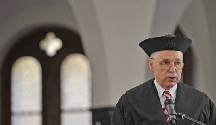 Smutek na univerzitě. Zemřel emeritní rektor Vojtěch Konopa